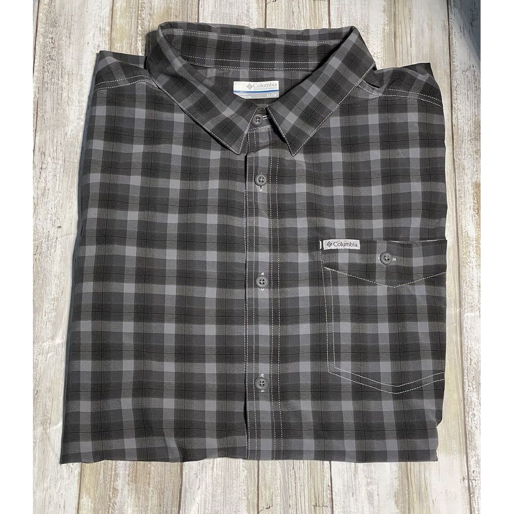 Men's Columbia Short Sleeve Button Up Gray Plaid Shirt.‎  Size XL